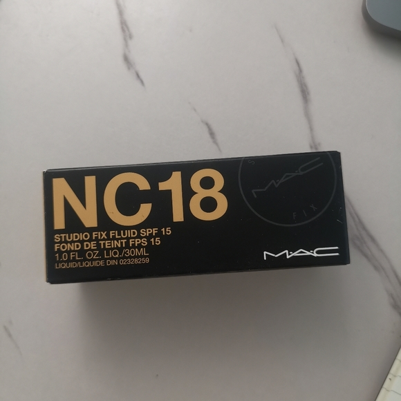 MAC STUDIO FIX FLUID Foundation SPF 15 NC18 - Picture 3 of 7